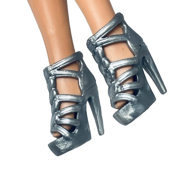 Mattel Barbie Doll Shoes FASHIONISTAS Silver High Heel Gummy Fashion Perk Toe - Picture 3 of 8